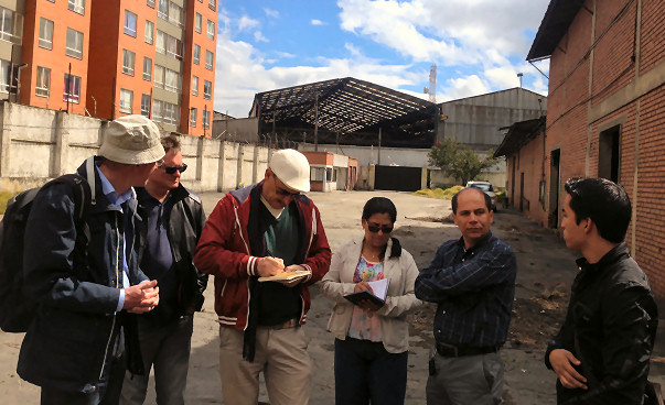 Mehrere Personen besichtigen 2015 den kontaminierten Standort in Bogotá.
